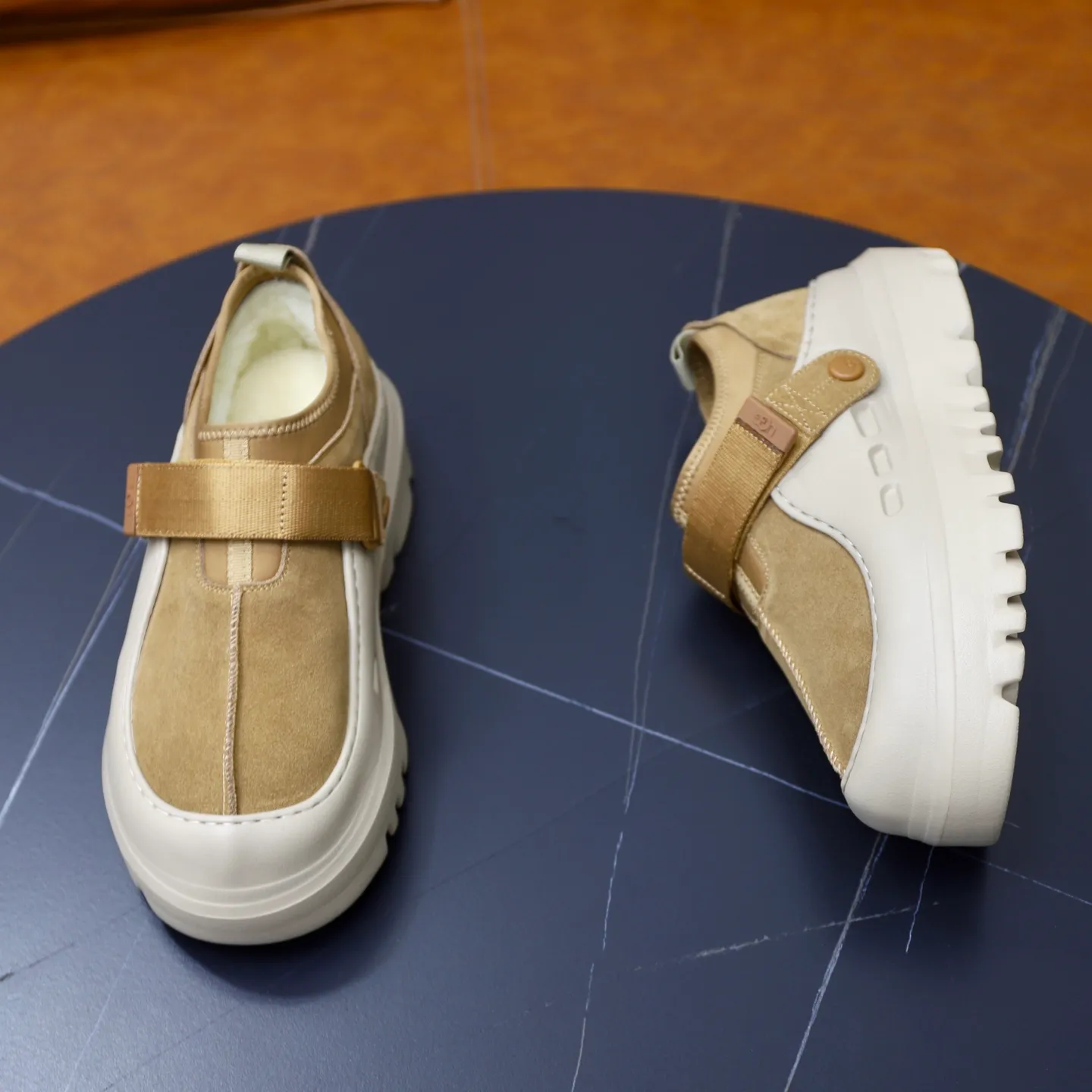Ex-factory price: 580 for couples👫💰Thick wool imported from Australia Brand: UGG genuine purchasing agent Size: 35-45 (45 customized) Grade: Official website 1:1 Material: First layer of genuine leather waterproof and antifreeze upper Real wool lining Original non-slip and wear-resistant outsole Style category: Men's casual shoes Trendy style Comfortable on the feet Color: Official website color synchronization